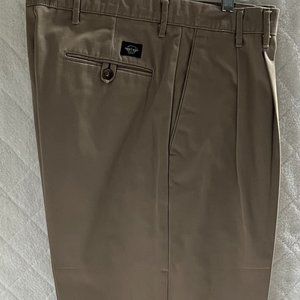 Dockers Men’s Khaki 100% Cotton relaxed-fit pants  W33/L34